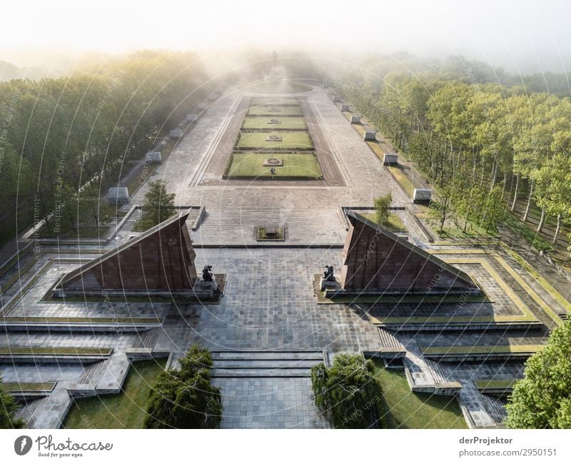 Sowjetisches Ehrenmal im Treptower Park XVII Architektur Sehenswürdigkeit Wahrzeichen Denkmal Berlin Soldatenfriedhof Gedeckte Farben Strukturen & Formen