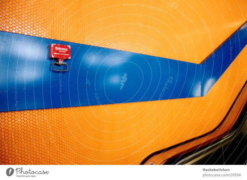 aufwärts! Eisenbahn abstrakt Rolltreppe Architektur Bahnhof S-Bahn Ecke orange blau Stadt