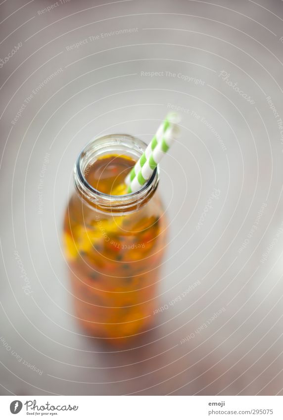 Trinkglas Picknick Getränk Erfrischungsgetränk Limonade Flasche Trinkhalm lecker süß Glasflasche Farbfoto Innenaufnahme Detailaufnahme Menschenleer