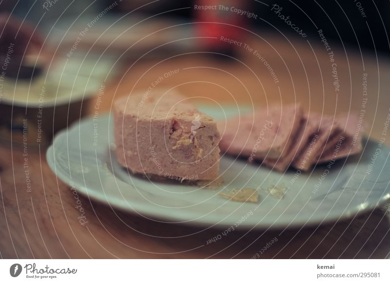 Dosenwurst Lebensmittel Wurstwaren Lyoner Schinkenwurst Sülze Ernährung Abendessen Teller lecker Teile u. Stücke Farbfoto Gedeckte Farben Innenaufnahme