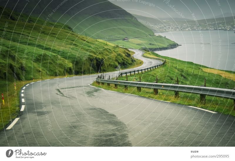 Küstenstraße Umwelt Natur Landschaft Urelemente Himmel Wetter schlechtes Wetter Nebel Wiese Berge u. Gebirge Bucht Fjord Meer Insel Verkehr Verkehrswege