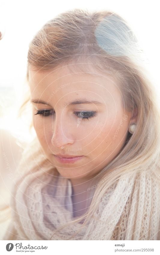 zart feminin Junge Frau Jugendliche Gesicht 1 Mensch 18-30 Jahre Erwachsene hell schön Farbfoto Außenaufnahme Tag Lichterscheinung Sonnenlicht Sonnenstrahlen