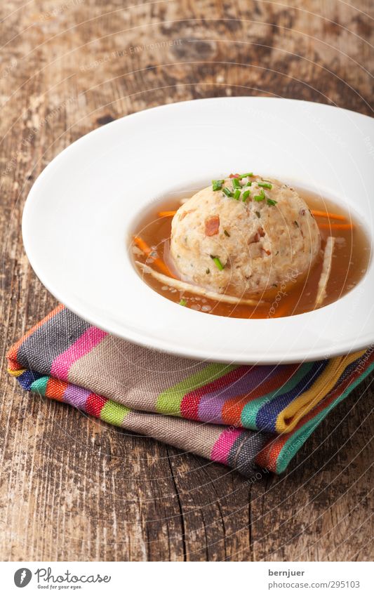 Speckgürtelknödel Lebensmittel Suppe Eintopf Ernährung Slowfood Geschirr Billig gut Ehrlichkeit Speckknödel Knödel Suppenteller Petersilie Möhre Sellerie Brühe