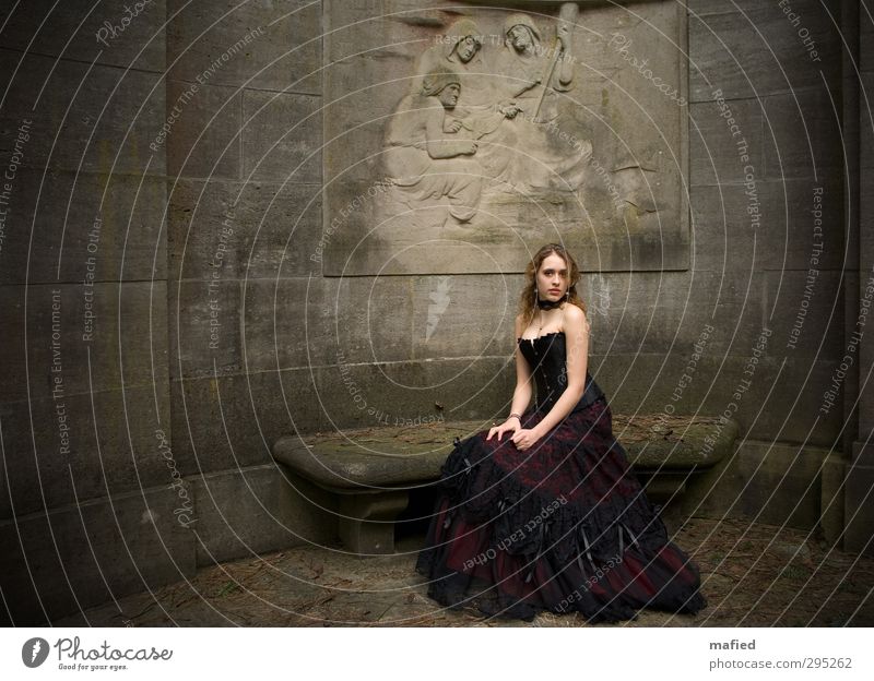 Möwenkind schön feminin Junge Frau Jugendliche Gesicht 1 Mensch Jugendkultur Gothic Dark Romantic Mode Kleid Korsage brünett langhaarig Locken Stein sitzen