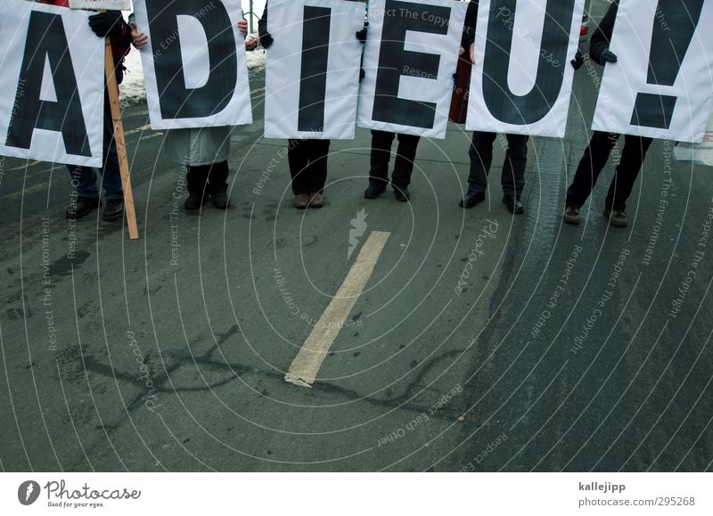 tschüss winter! Bildung Mensch maskulin feminin Beine Fuß 6 Menschengruppe rebellieren Demonstration Abschied Straße Schilder & Markierungen Buchstaben