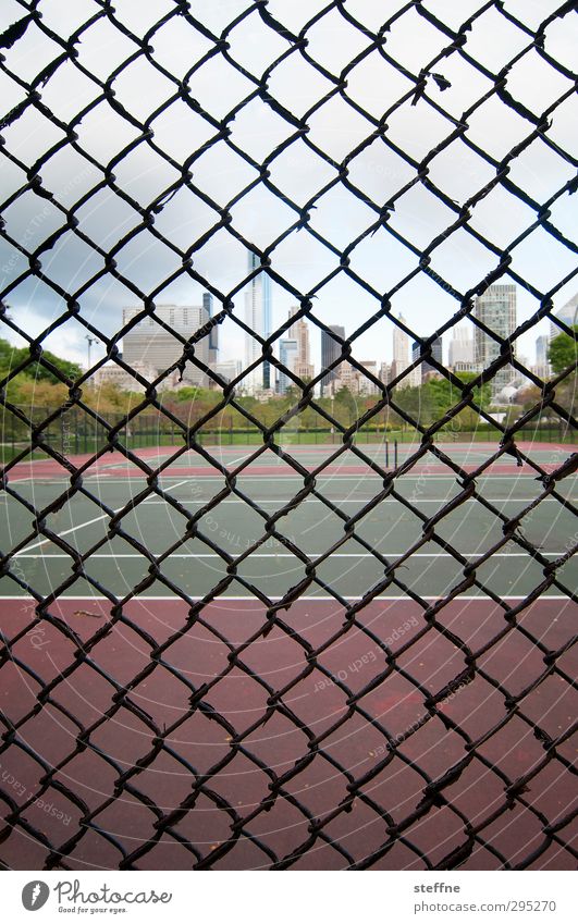 Käfighaltung Sport Fitness Sport-Training Tennis Tennisplatz Chicago USA Stadt Skyline Hochhaus außergewöhnlich Zaun Gitter gefangen Farbfoto