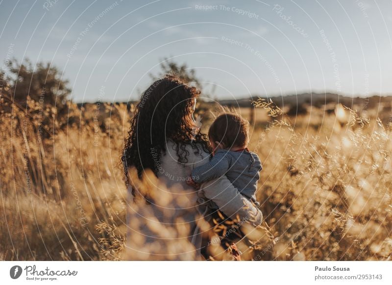 Mutter im Besitz der Tochter Lifestyle Mensch feminin Kind Baby Kleinkind Junge Frau Jugendliche Erwachsene 2 1-3 Jahre 18-30 Jahre Umwelt Natur Sommer Feld