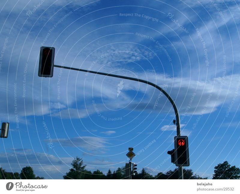 Ampel Verkehr Verkehrszeichen Wolken Straße rot - grün - gelb Himmel