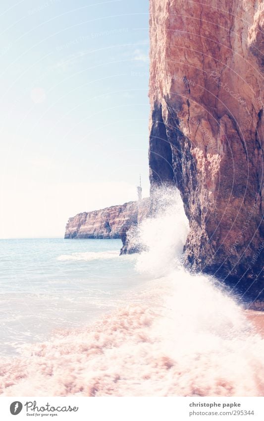 Hohe Wellen schlagen Ferien & Urlaub & Reisen Sommer Sommerurlaub Strand Meer Himmel Wolkenloser Himmel Felsen Küste Bucht Atlantik Algarve Portugal hell nass