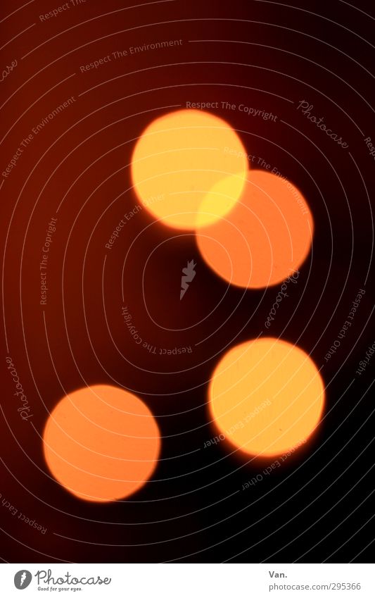 keine Eier Lampe Zeichen rund gelb rot Lichterscheinung Lichtpunkt Kreis gemütlich Wärme Farbfoto Gedeckte Farben Innenaufnahme Menschenleer Hintergrund neutral