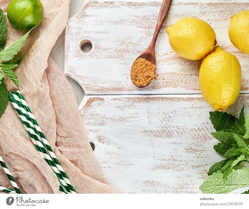 reife gelbe ganze Zitronen und Limetten Frucht Kräuter & Gewürze Ernährung Vegetarische Ernährung Limonade Saft Löffel Sommer Tisch Pflanze Blatt Tube Holz