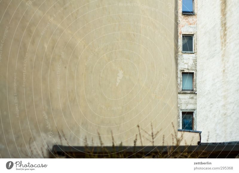 Stumpf vor sich hin Häusliches Leben Wohnung Haus Stadt Hauptstadt Stadtzentrum Bauwerk Gebäude Architektur Mauer Wand Fassade Fenster alt hässlich Unlust