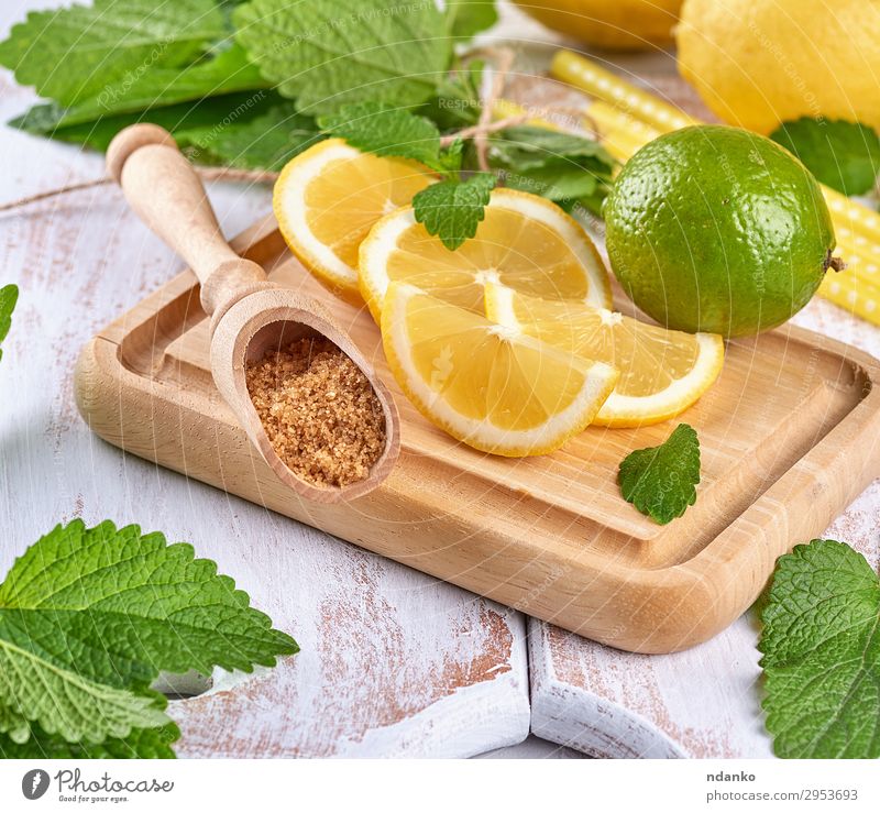 reife gelbe Zitronen und Limetten, brauner Zucker Frucht Kräuter & Gewürze Limonade Saft Löffel Sommer Tisch Blatt Tube Holz machen frisch oben saftig grün weiß