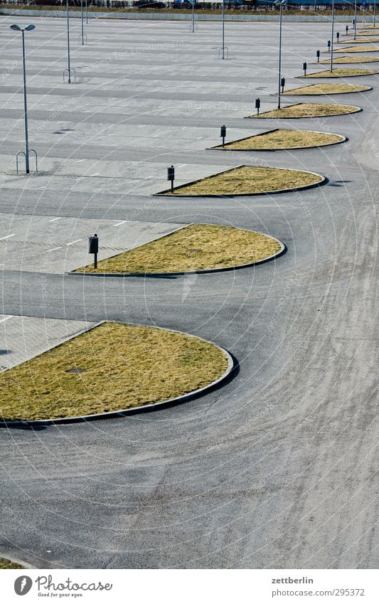 Parkplatz (frei) Stadt Berlin Stadtleben wallroth Platz rund Asphalt Bahnhof Busbahnhof Bahnsteig Menschenleer Parkuhr