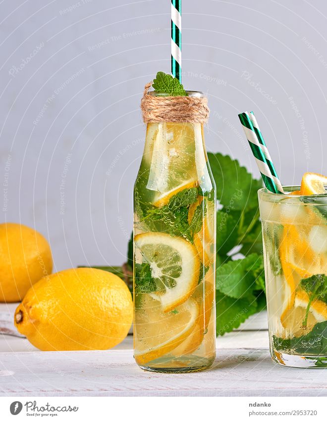 Sommer Erfrischungsgetränk Limonade Frucht Kräuter & Gewürze Vegetarische Ernährung Getränk Saft Alkohol Flasche Glas Tisch Blatt Coolness saftig sauer gelb