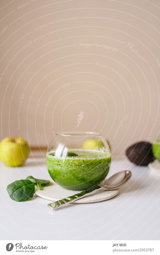 Gesunder grüner Smoothie. Supernahrung Lebensmittel Gemüse Frucht Apfel Ernährung Frühstück Mittagessen Bioprodukte Vegetarische Ernährung Diät Getränk