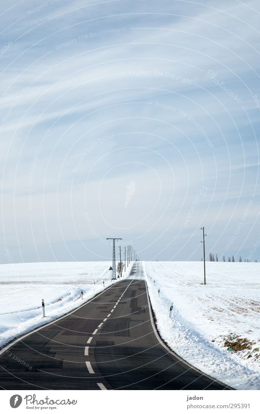 endloser winter. Ferne Winter Schnee Landschaft Erde Himmel Eis Frost Feld Verkehr Straßenverkehr Autofahren Wege & Pfade kalt Ende Langeweile Umwelt