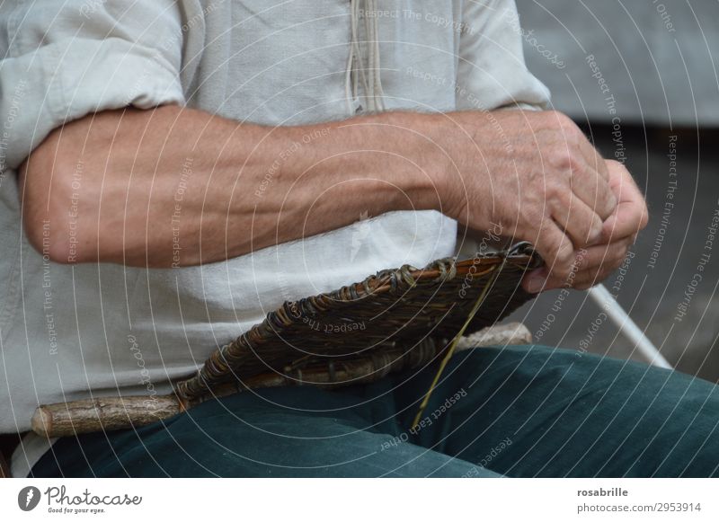 Korbmacher beim Flechten Erholung Freizeit & Hobby Handarbeit Arbeit & Erwerbstätigkeit Beruf Handwerk Mensch Mann Erwachsene Kunstwerk blau grau Tradition