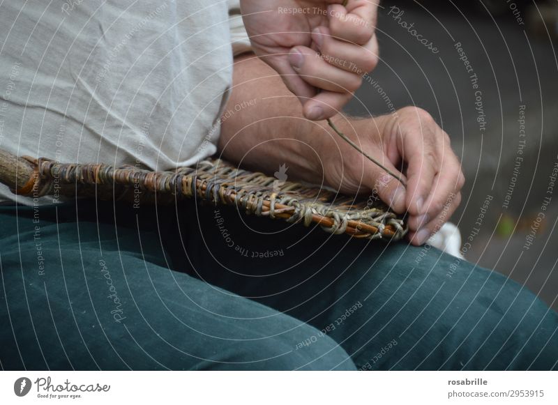 Korbmacher beim Flechten Erholung Freizeit & Hobby Handarbeit Arbeit & Erwerbstätigkeit Beruf Handwerk Mensch Mann Erwachsene Kunstwerk blau grau Tradition