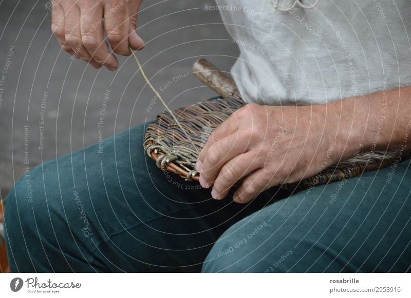 Korbmacher beim Flechten Korbflechten Handwerk Arbeit & Erwerbstätigkeit Beruf Freizeit & Hobby Mann binden Weide Mensch Tradition konventionell produzieren