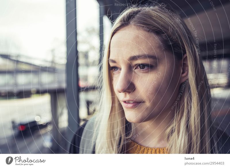 nachdenkliche junge Frau Lifestyle Glück schön Zufriedenheit Erholung Freizeit & Hobby Sommer Student Junge Frau Jugendliche Erwachsene Stadt Parkhaus blond