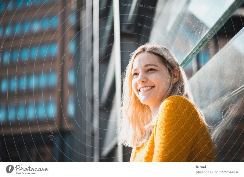 fröhliche junge Frau Lifestyle Freude Glück schön Zufriedenheit Erholung Freizeit & Hobby Sommer Haus Student Junge Frau Jugendliche Erwachsene Stadt Gebäude