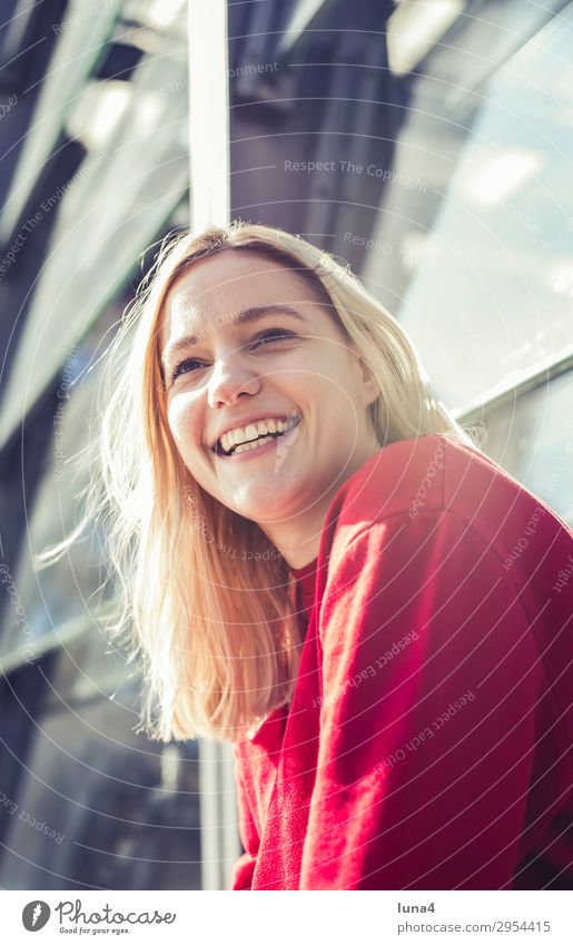 fröhliche junge Frau Lifestyle Freude Glück schön Zufriedenheit Erholung Freizeit & Hobby Sommer Haus Student Junge Frau Jugendliche Erwachsene Stadt Gebäude