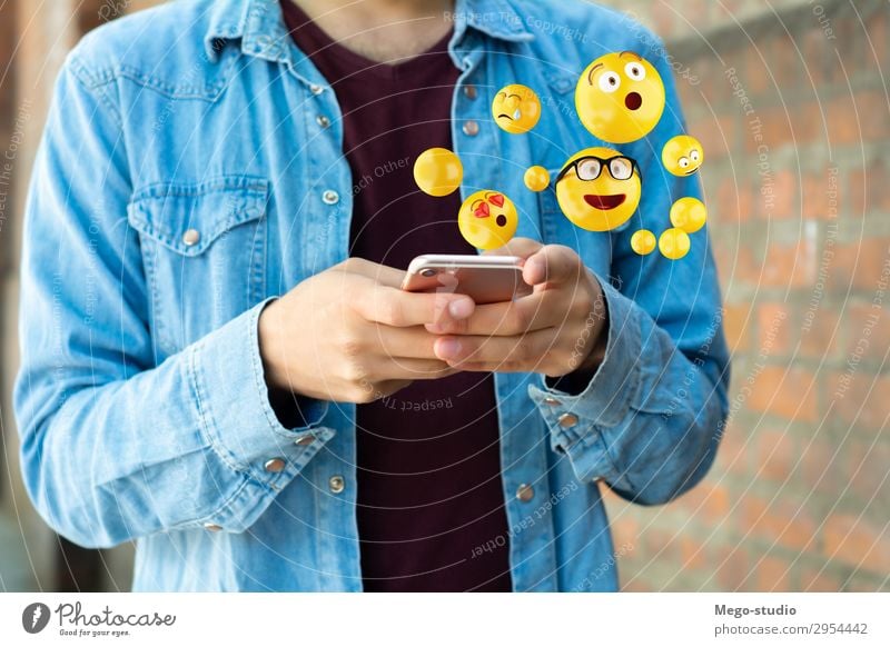 Mann, der Smartphones benutzt, sendet Emojis. Lifestyle Glück Gesicht Telefon PDA Bildschirm Technik & Technologie Internet Mensch Erwachsene Hand lustig modern