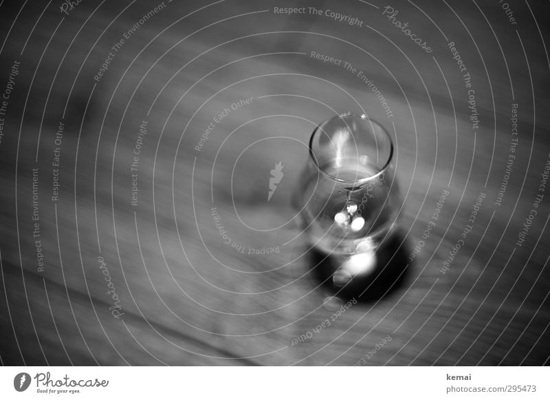 999 schöne Augenblicke Lebensmittel Getränk Alkohol Spirituosen Glas Schnapsglas Bodenbelag Holz lecker klar Schwarzweißfoto Gedeckte Farben Innenaufnahme