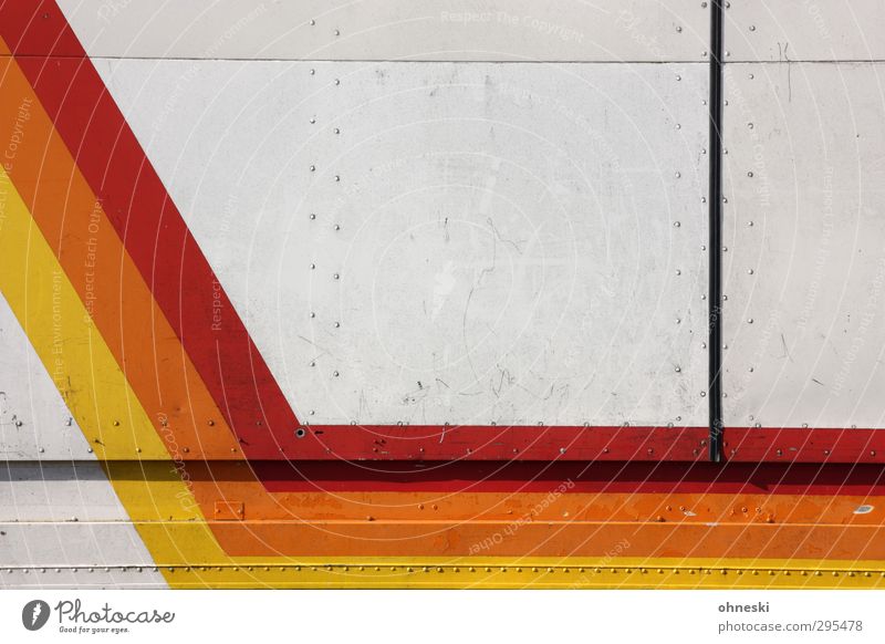Knick in der Optik Design Lastwagen Anhänger Niete Linie Streifen orange rot Farbfoto mehrfarbig Außenaufnahme abstrakt Muster Strukturen & Formen