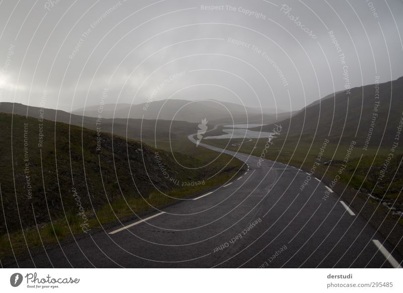 nordwärts Landschaft Wetter schlechtes Wetter Wind Nebel Regen Hügel Straßenverkehr Autofahren Fahrradfahren Ferien & Urlaub & Reisen Ferne Unendlichkeit