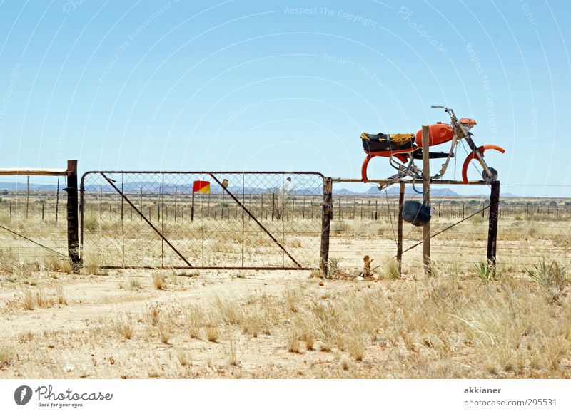 festgefahren Umwelt Natur Landschaft Pflanze Urelemente Erde Himmel Wolkenloser Himmel Sommer Wärme Gras Sträucher Wüste alt Tor Motorrad Steppe Gitter Farbfoto