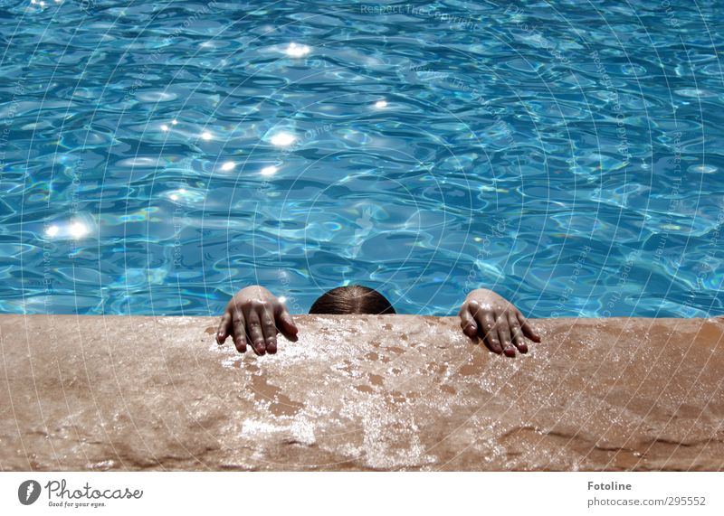 Das wollte ich doch verhindern | Ich komm jetzt raus Mensch feminin Kind Mädchen Kindheit Haut Hand Finger Urelemente Wasser Sommer heiß nass blau braun