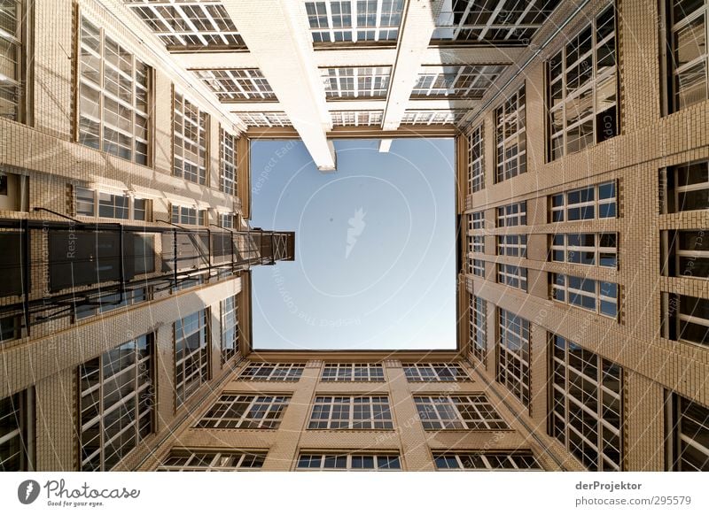 Das Fenster zum Hof 13 Stadt Hauptstadt Stadtzentrum Menschenleer Haus Bauwerk Gebäude Architektur selbstbewußt Coolness Erfolg Willensstärke Quadrat Himmel