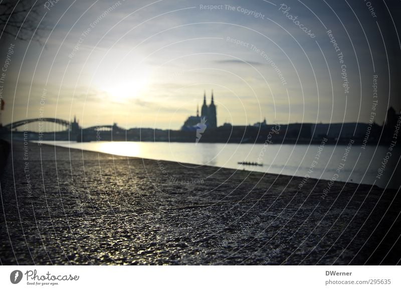 Dom in Kölle Tourismus Sightseeing Städtereise Strand Urelemente Horizont Stadt Hauptstadt Skyline Kirche Brücke Schifffahrt Binnenschifffahrt fahren