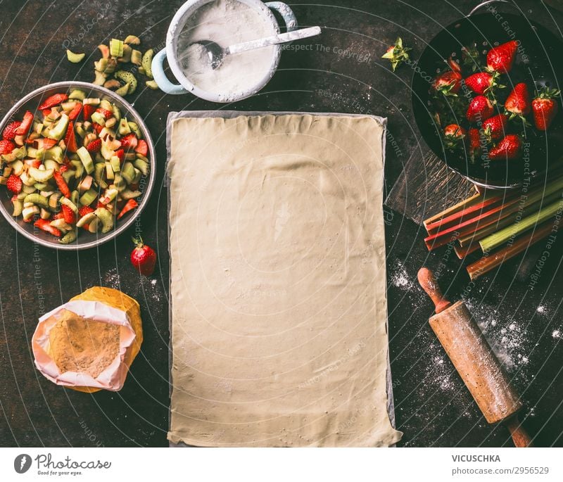 Blatt des Teigs mit Rhabarber und Erdbeeren Lebensmittel Frucht Teigwaren Backwaren Kuchen Ernährung Geschirr Stil Design Gesunde Ernährung Sommer