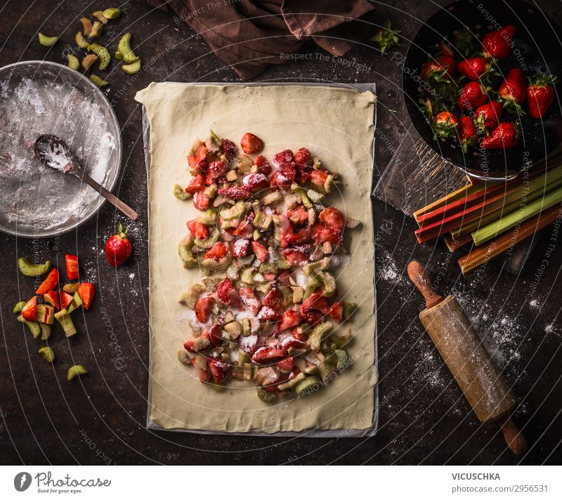 Rhabarber und Erdbeeren Strudel Kuchen Vorbereitung Lebensmittel Frucht Teigwaren Backwaren Ernährung Bioprodukte Vegetarische Ernährung Geschirr Stil Design