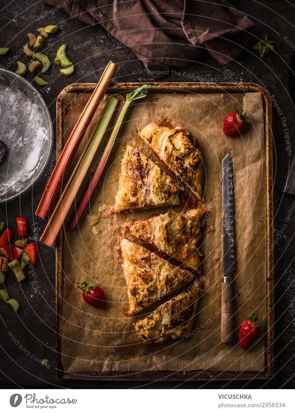 Hausgemachter Rhabarber Erdbeeren Kuchen Lebensmittel Frucht Teigwaren Backwaren Ernährung Bioprodukte Geschirr Stil Design Gesunde Ernährung Sommer