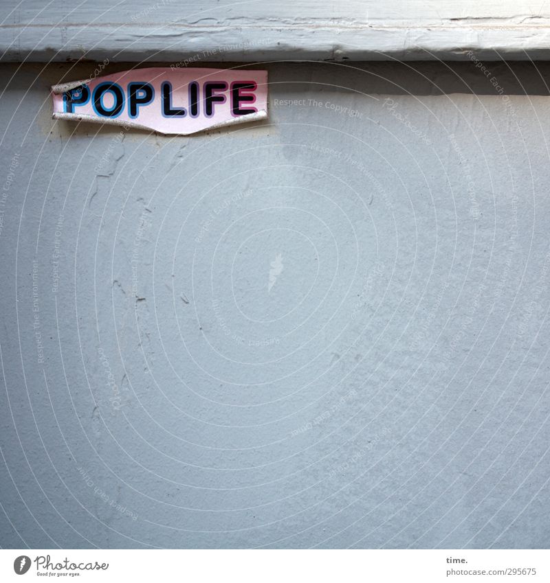 Verfallserscheinung Mauer Wand Stein Holz Kunststoff Zeichen Schriftzeichen Schilder & Markierungen Etikett eckig trashig grau standhaft entdecken Inspiration