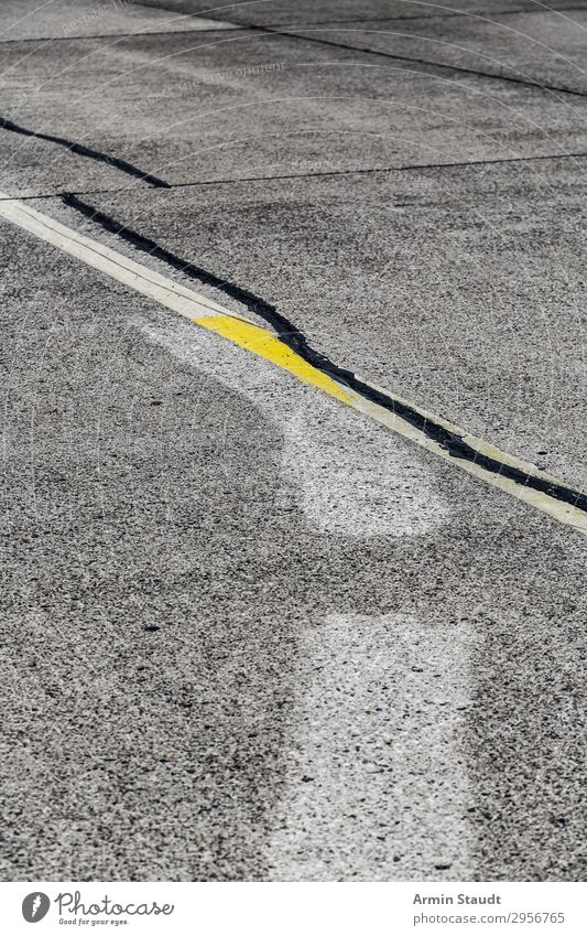 Straßenmarkierung auf einer Start- und Landebahn Flughafen entlang Hintergrund grau Reise verlassend Mark Bewegung aus im Freien Muster Perspektive Ebene