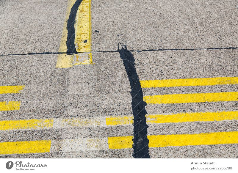 streetart Straße Landebahn Rollfeld Asphalt Zeichen Wegweiser verwendet abstrakt Hintergrund im Freien Nahaufnahme Symbol urban Verkehr Transport Form Umwelt