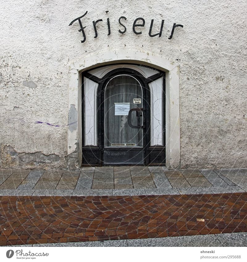 Ponyhof schön Fußgängerzone Haus Mauer Wand Fassade Tür Schriftzeichen alt Typographie Friseur Friseursalon Farbfoto Gedeckte Farben Außenaufnahme