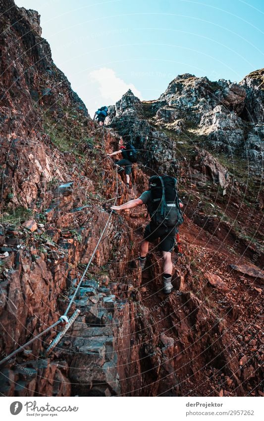 Dolomiten mit Wanderern am Klettersteig Abenteuer wandern Schönes Wetter schlechtes Wetter Nebel Gipfel Sommer Landschaft Natur Umwelt Ferne Freiheit