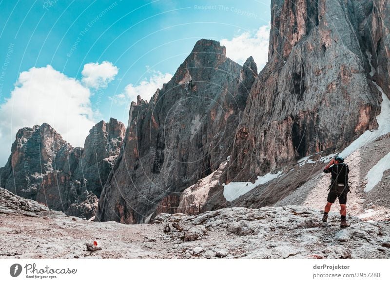 Dolomiten mit Wanderer im Vordergrund Abenteuer wandern Schönes Wetter schlechtes Wetter Nebel Gipfel Sommer Landschaft Natur Umwelt Ferne Freiheit