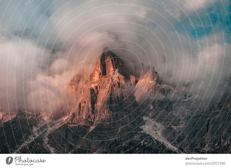 Umhüllter Berg in den Dolomiten Panorama (Aussicht) Totale Starke Tiefenschärfe Sonnenaufgang Sonnenstrahlen Sonnenlicht Lichterscheinung Kontrast