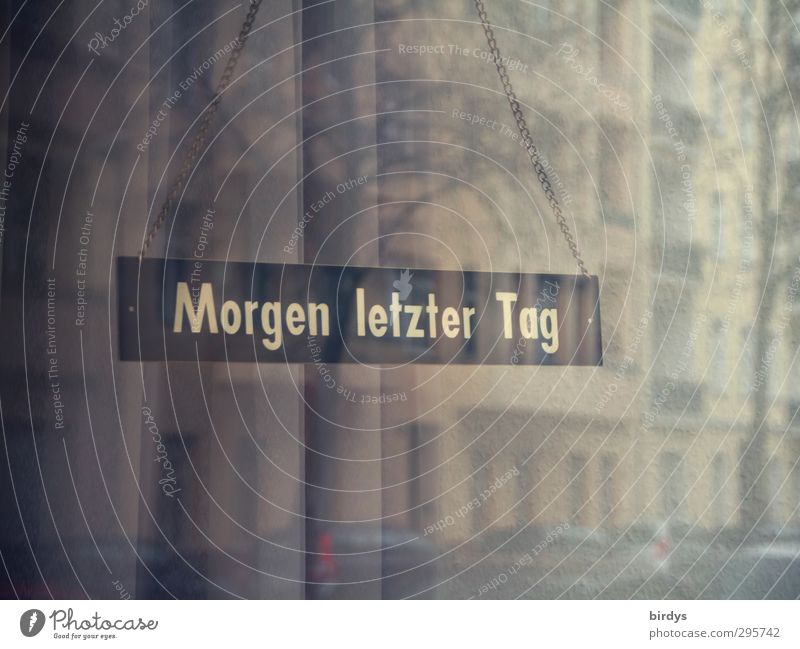 Morgen letzter Tag, Schriftzug in einem Schaufenster. Niemals enden wollend, denn morgen heißt es wieder...morgen letzter Tag Ultimatum Hoffnungslosigkeit