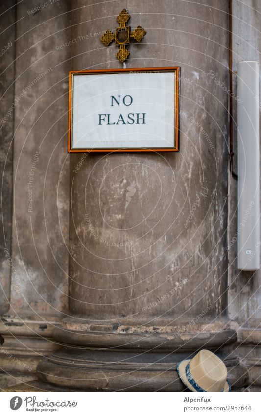 Keine Flasche ! Kreuz Hoffnung Glaube Sorge Trauer Tod Liebeskummer Müdigkeit Beginn Enttäuschung Religion & Glaube Langeweile Irritation Farbfoto Innenaufnahme