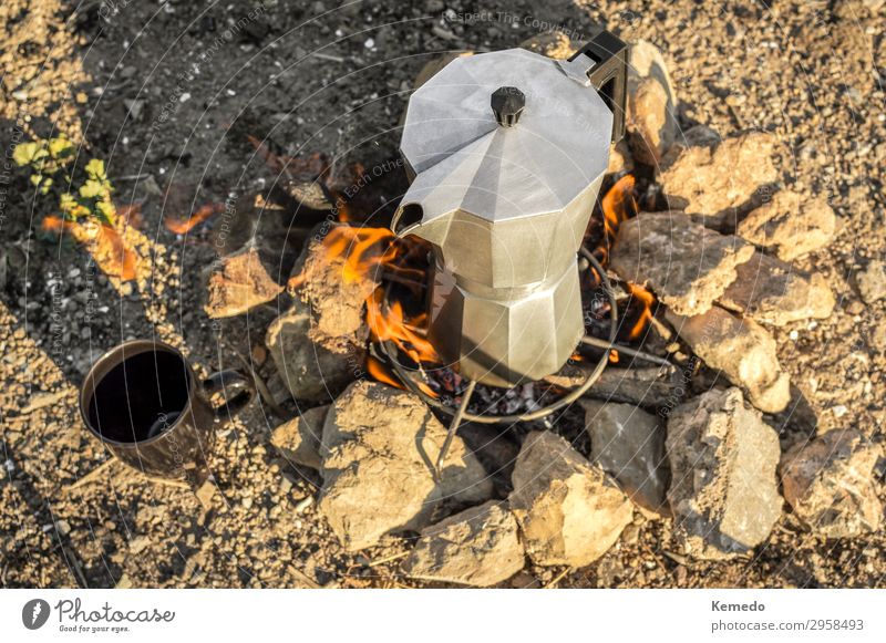 Zubereitung von Kaffee mit Lagerfeuer während eines Lagers in der Natur. Lebensmittel Frühstück Kaffeetrinken Picknick Getränk Heißgetränk Espresso Topf Tasse