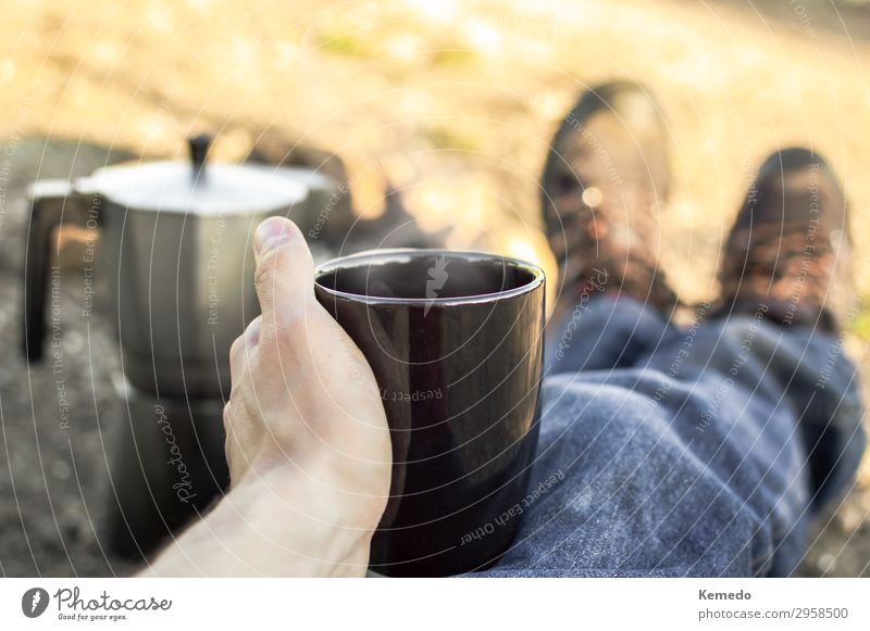 Kaffeezubereitung am Lagerfeuer, Erholung während eines Lagers in der Natur. Lebensmittel Frühstück Bioprodukte Getränk Heißgetränk Topf Becher Lifestyle