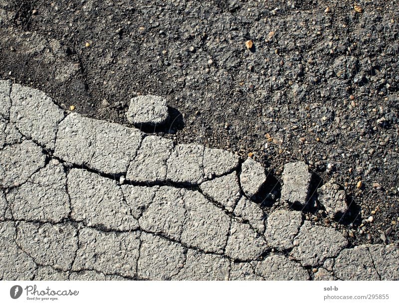 Walzen Stein Beton bauen eckig historisch kaputt nah grau Freundschaft gefährlich Felsen brechen Riss Straßenbelag Kies fallen rollen Wege & Pfade Saum Berghang